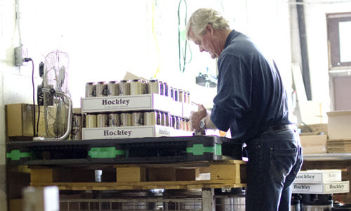 tom smellie packaging cans of hockley beer